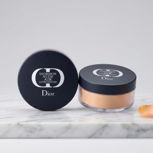 پودر شل دیور Diorskin Nude Air روی فرش صورتی
