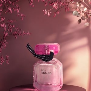 ادوپرفیوم زنانه ویکتوریا سکرت با بطری صورتی و روبان مشکی