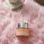 کرم آبرسان ژل‌ی کلینیک Moisture Surge 100H روی فرش صورتی